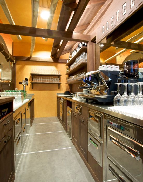 Old Wild West Custom-made furniture for a Western-style restaurant: bar counter interior