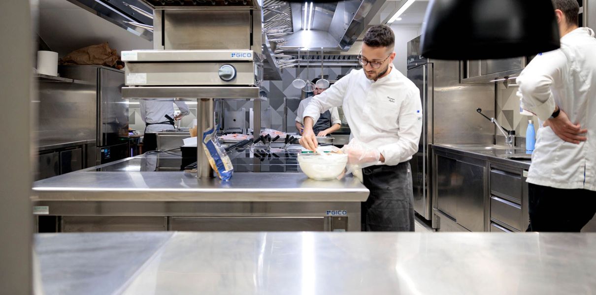 Grand Hotel Victoria Varenna Grandi impianti ristorazione: cucina GICO, forni UNOX, abbattitori COLDLINE, refrigerazione, impianti aspirazione, forno pizza