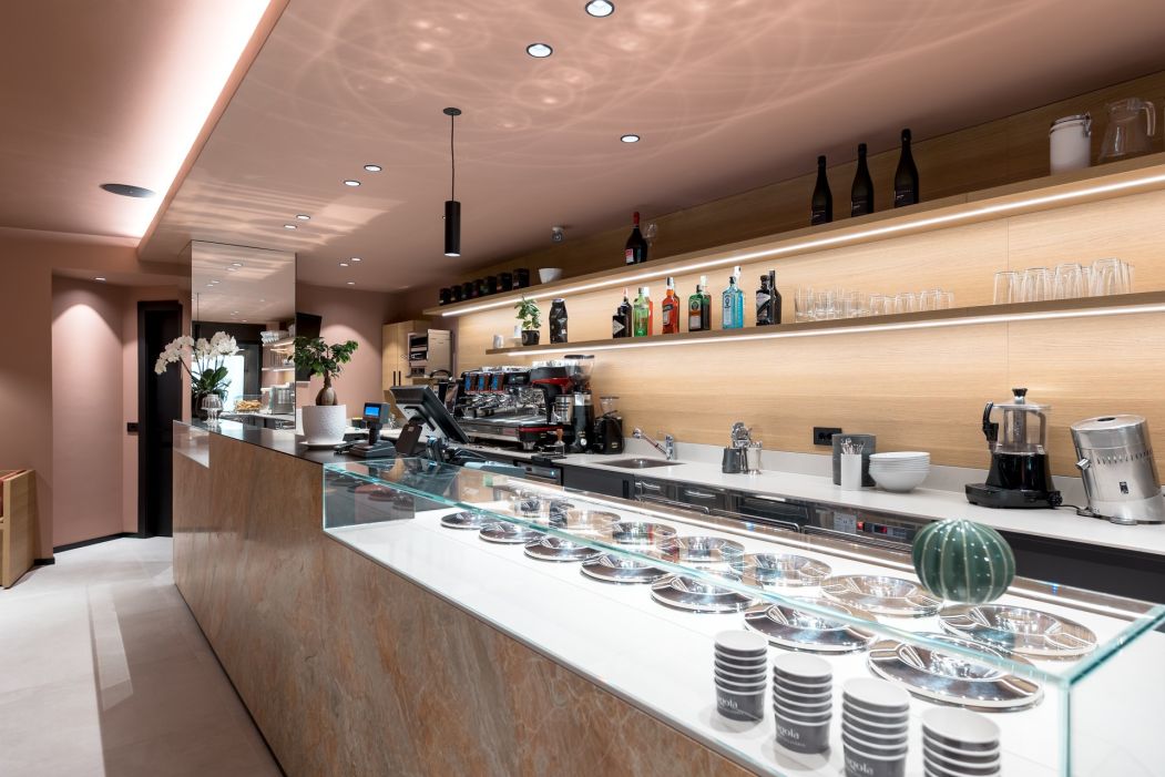 Gelateria Bar Paninoteca La Fragola Arredamento su misura per gelaterie e bar : vetrinetta gelati