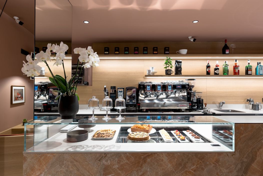 Gelateria Bar Paninoteca La Fragola Arredamento su misura per gelaterie e bar : dettaglio vetrina dolci