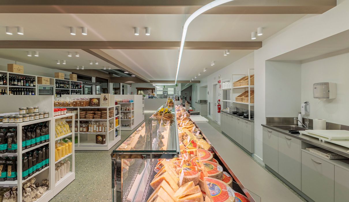 Latteria di Chiuro Arredamento su misura per negozi e retail : zona di vendita