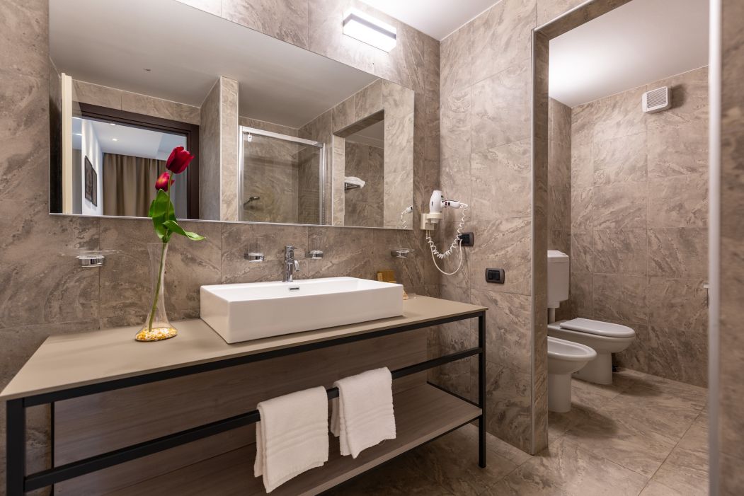 Custom-made hotel furnishings in an elegant modern style: bathroom