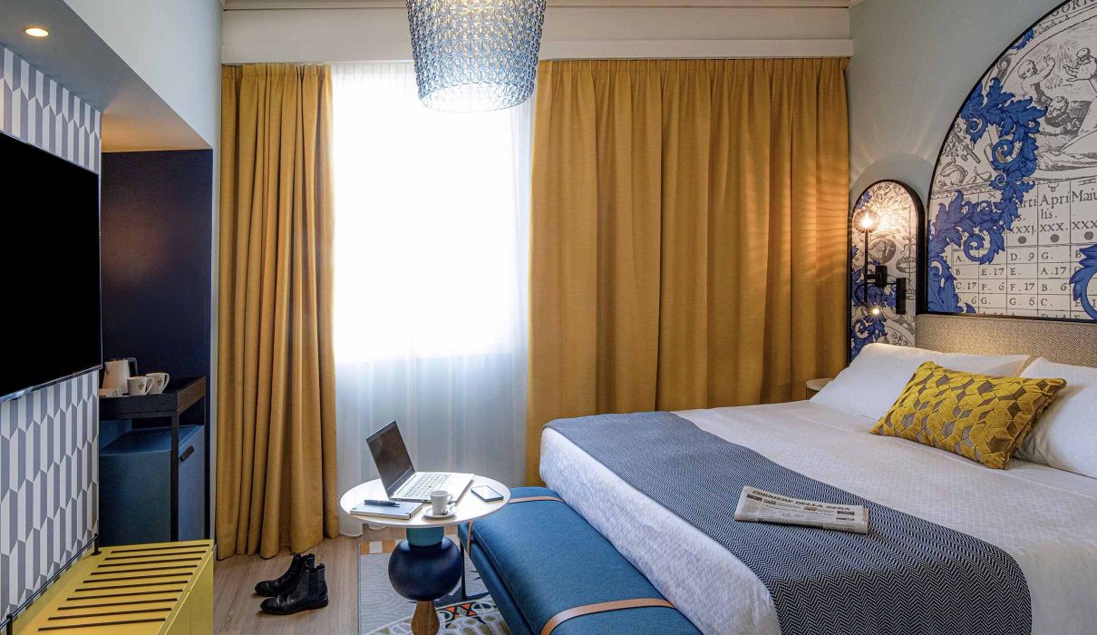Hotel Indigo Arredamenti su misura per alberghi lusso : camera da letto, testata letto con fantasia personalizzata