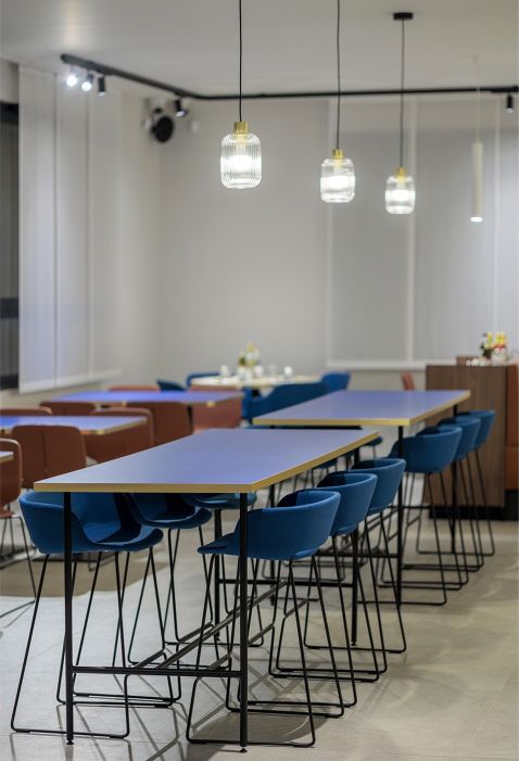 Gaio Bar & Restaurant Arredamento su misura per ristorante - pannelli e tavoli in legno