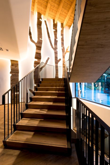 Grand Hotel Courmayeur Mont Blanc Arredamento su misura per hotel lusso stile rustico montano : dettaglio scale
