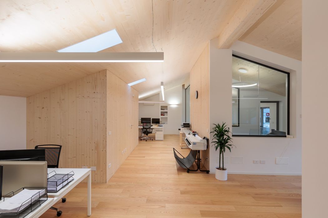 Rainoldi Legnami Custom office construction: detail of wooden partition wall