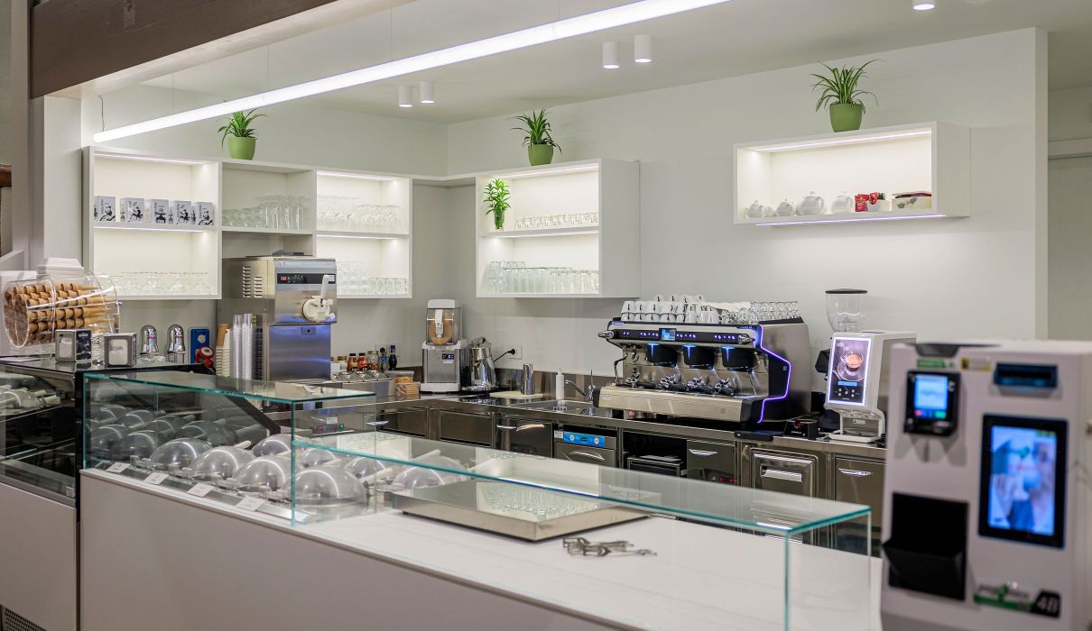 Latteria di Chiuro Arredamento su misura per negozi e retail : zona cassa e vetrina gelati