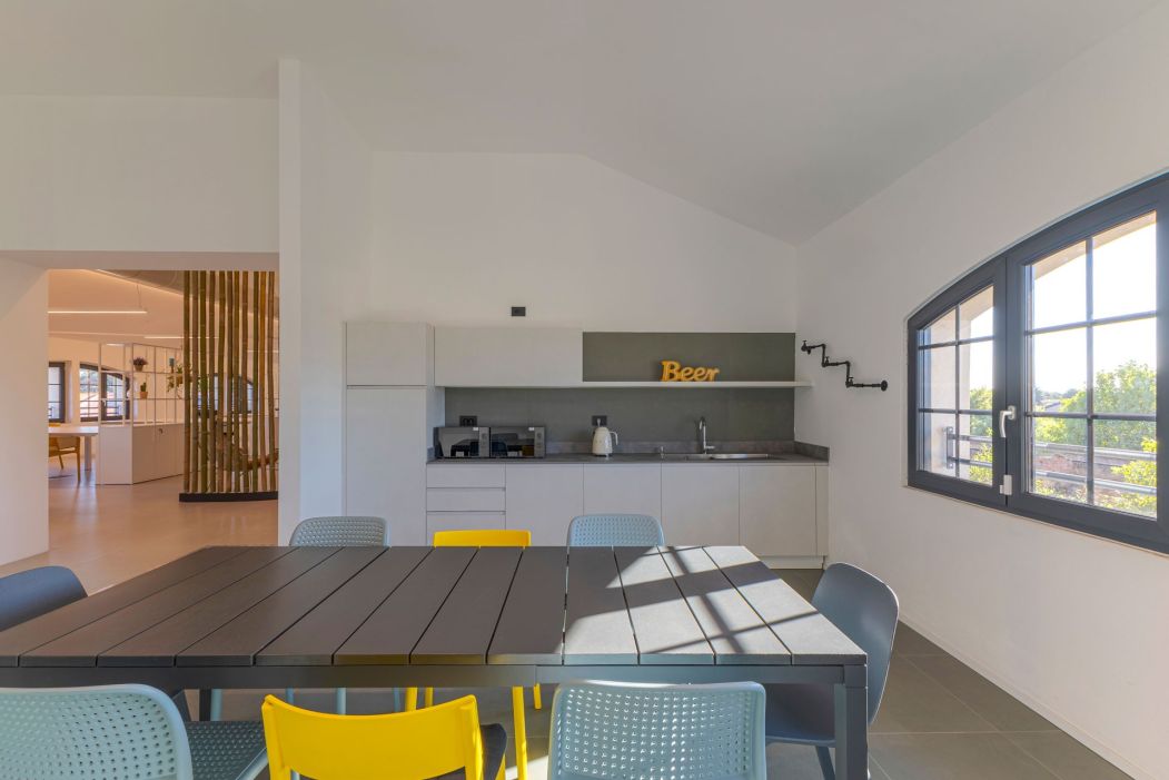 One_Off Solution Customized office construction: kitchen and common area
