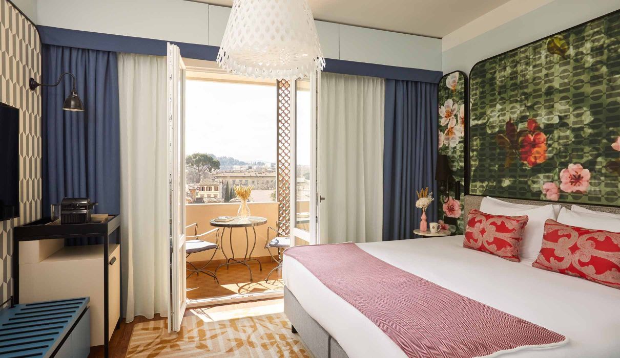 Hotel Indigo Arredamenti su misura per alberghi lusso : camera da letto, testata letto a fantasia floreale, balcone privato
