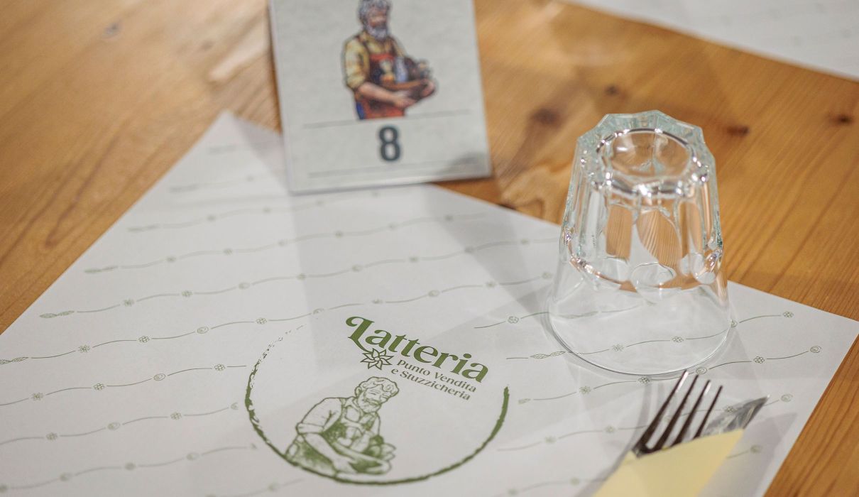 Latteria di Chiuro Arredamento su misura per negozi e retail : dettaglio tavolo