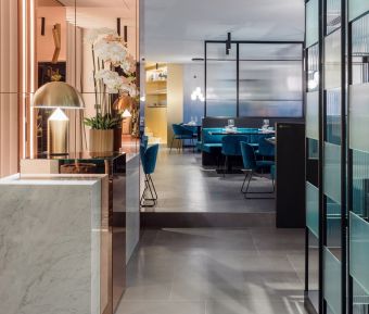Sushi restaurant arredamento sala ristorante : banco ricezione clienti in marmo e acciaio