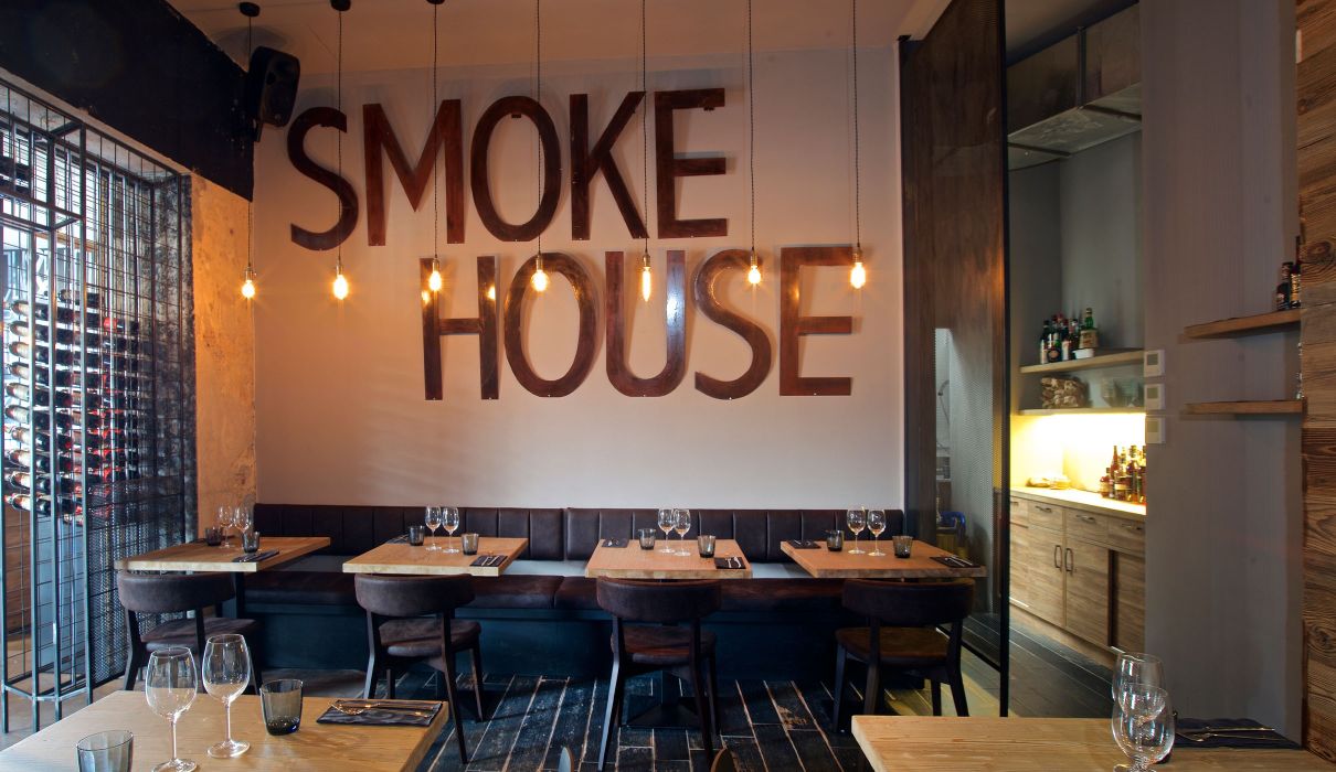 Brisket SmokeHouse Milano Arredamento su misura per ristorante - pannelli e tavoli in legno
