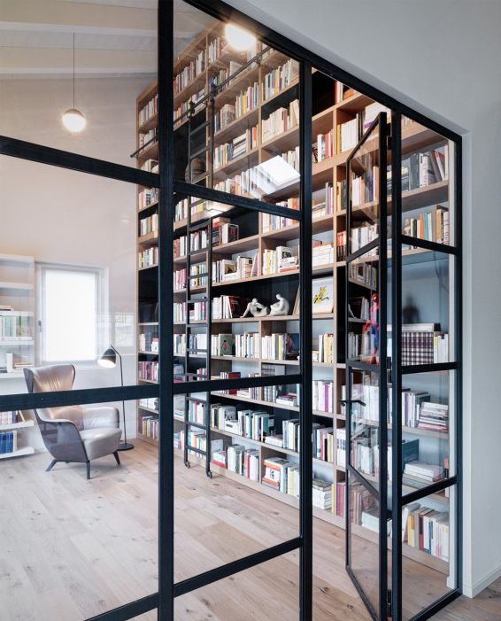Arredamenti su misura per la casa Libreria su misura in legno e parete disisoria in metallo - stile industrial chic