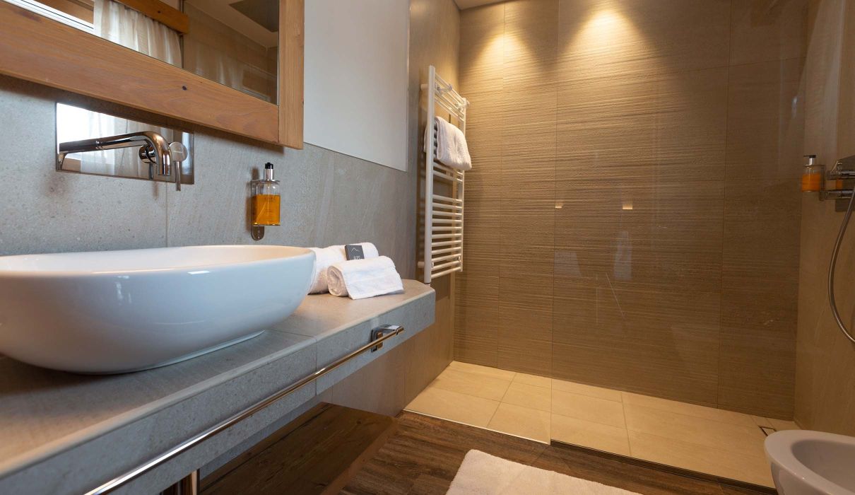 Custom-made furnishings for luxury mountain hotels: bathroom