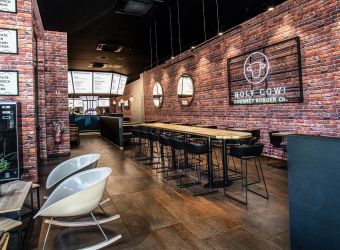 Arredamento su misura per ristoranti in stil americano, parete a schermi luminosi