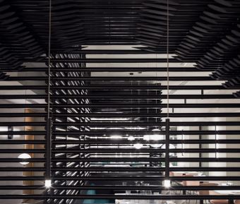 Sushi restaurant arredamento sala ristorante - parete divisoria scenografica in legno e specchi