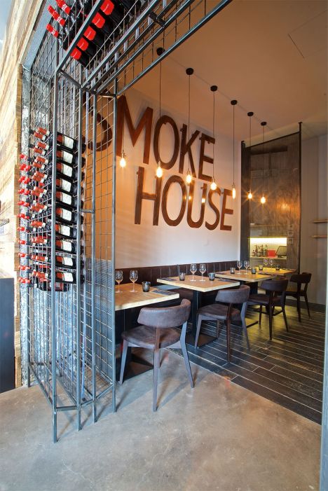 Brisket SmokeHouse Milano Arredamento su misura per ristorante - pannelli e tavoli in legno