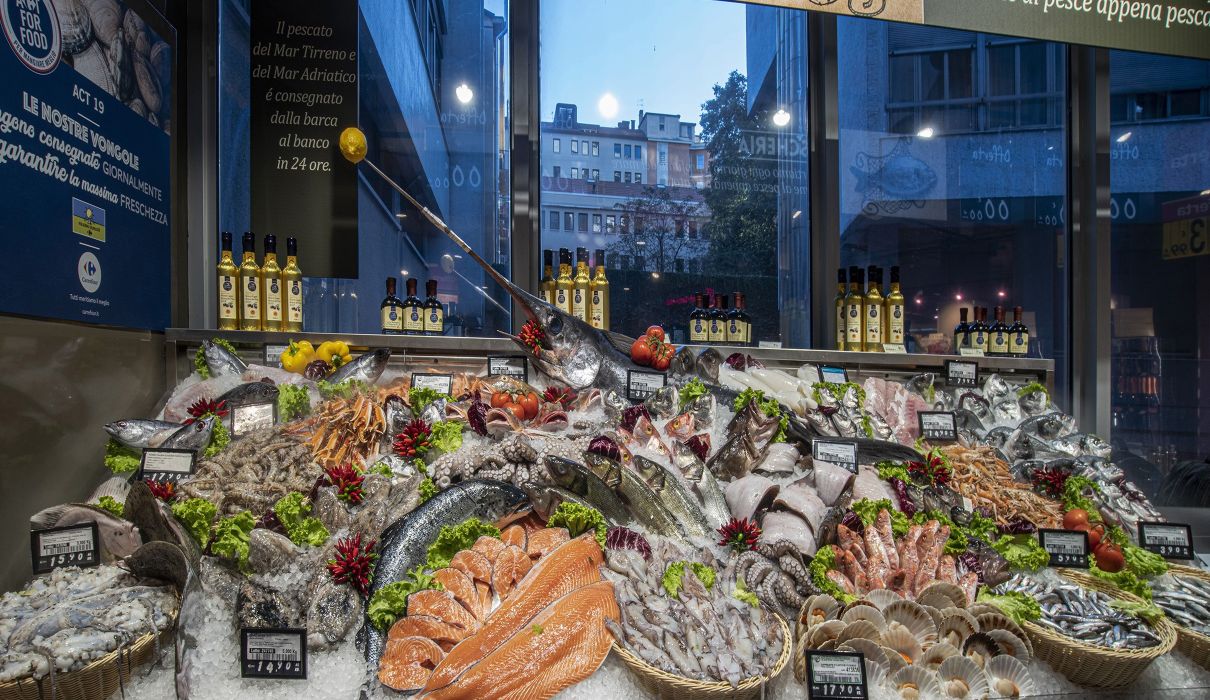 Carrefour Gourmet Furnishings for public spaces, retail outlets, and minimarkets: details of the fresh produce area and fish counter