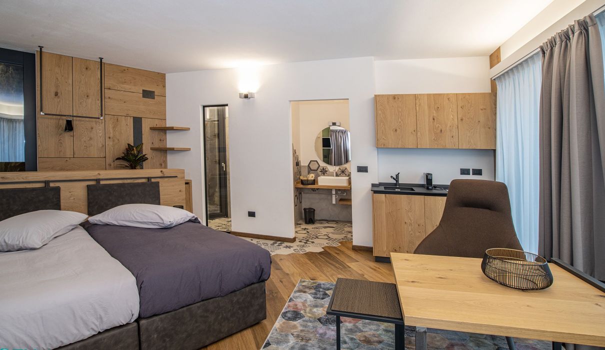 Ca' Rossa Suite & Breakfast**** Arredamenti su misura per camera d'albergo: struttura in metallo per guardaroba, tutto legno per angolo cottura, testata letto.