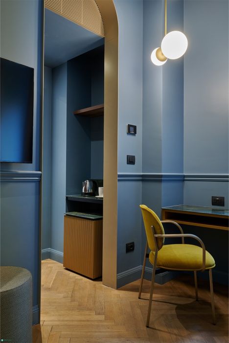 Hotel Berna Milano**** Arredamenti su misura per alberghi in stile moderno elegante: scrittoio in marmo con sedia ottone e tessuto