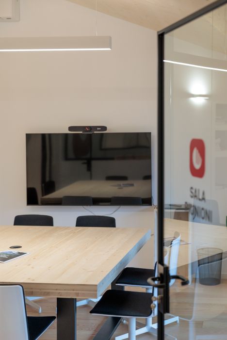 Rainoldi Legnami Custom office design: meeting room detail and glass door