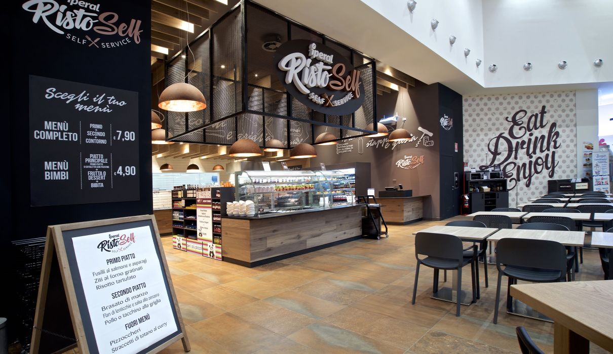 Risto Self Iperal Custom-made furniture for self-service restaurants: view of the dining area, tables and chairs