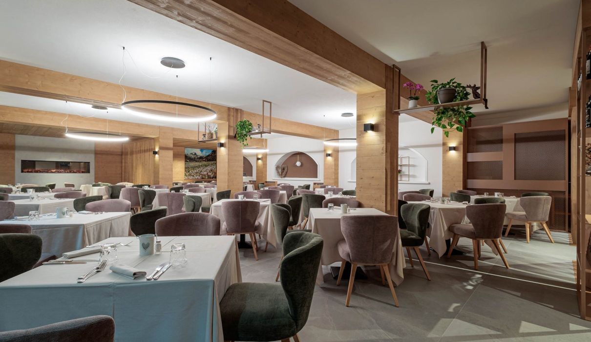 Hotel Andossi Custom-made hotel furniture: restaurant area