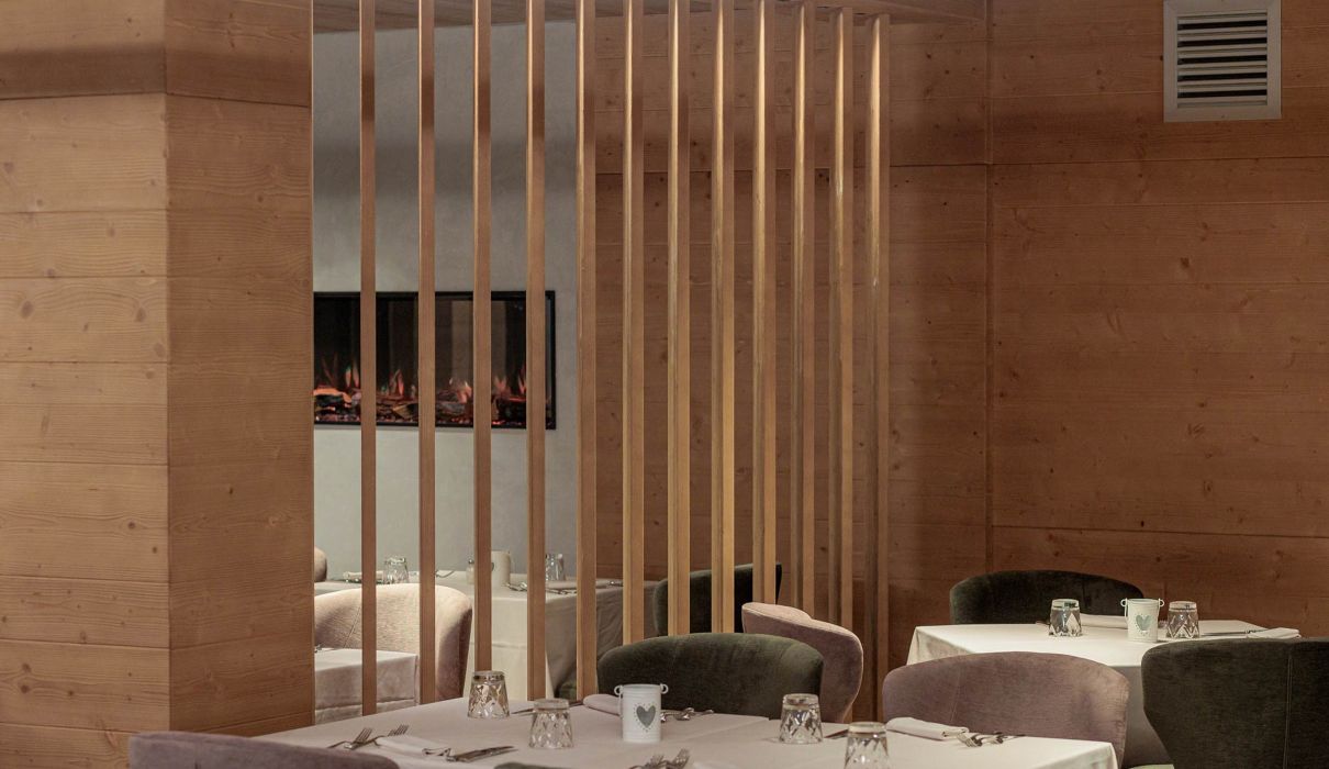 Hotel Andossi Custom-made hotel furniture: restaurant area
