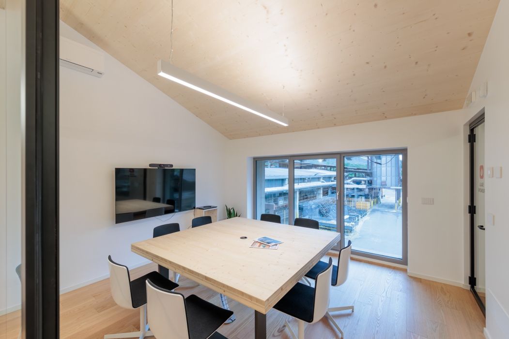 Rainoldi Legnami Custom office design: meeting room details and lighting