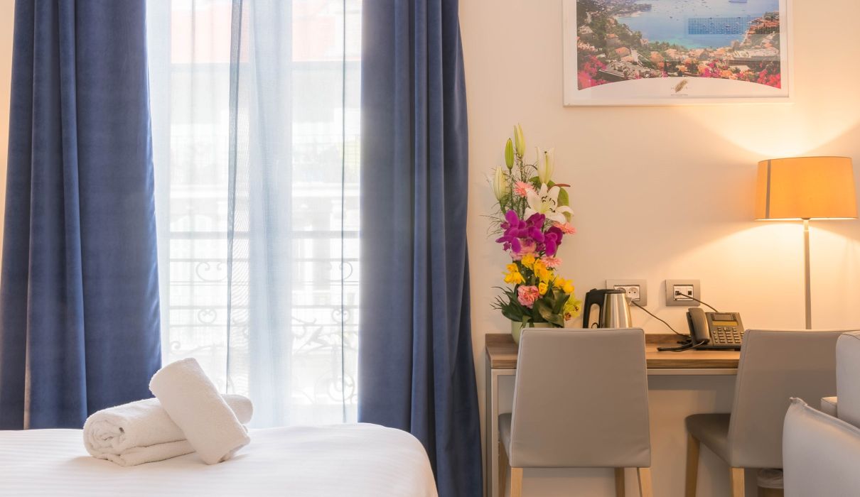 Hotel Nice Azur Riviera Arredamento su misura per alberghi : camera da letto