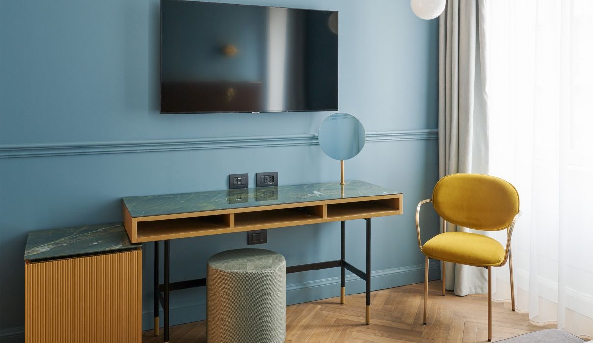 Hotel Berna Milano**** Arredamenti su misura per alberghi in stile moderno elegante: scrittoio in marmo con sedia ottone e tessuto