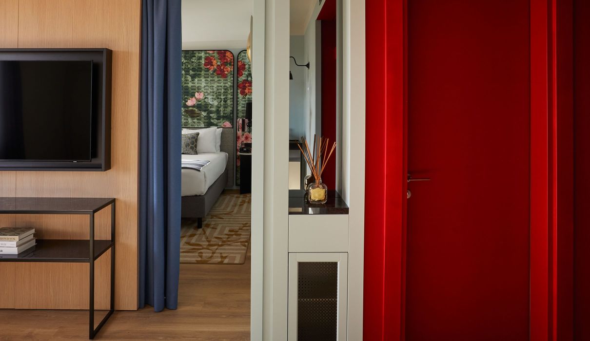 Hotel Indigo Arredamenti su misura per alberghi lusso : camera con vista, dettaglio porta rossa