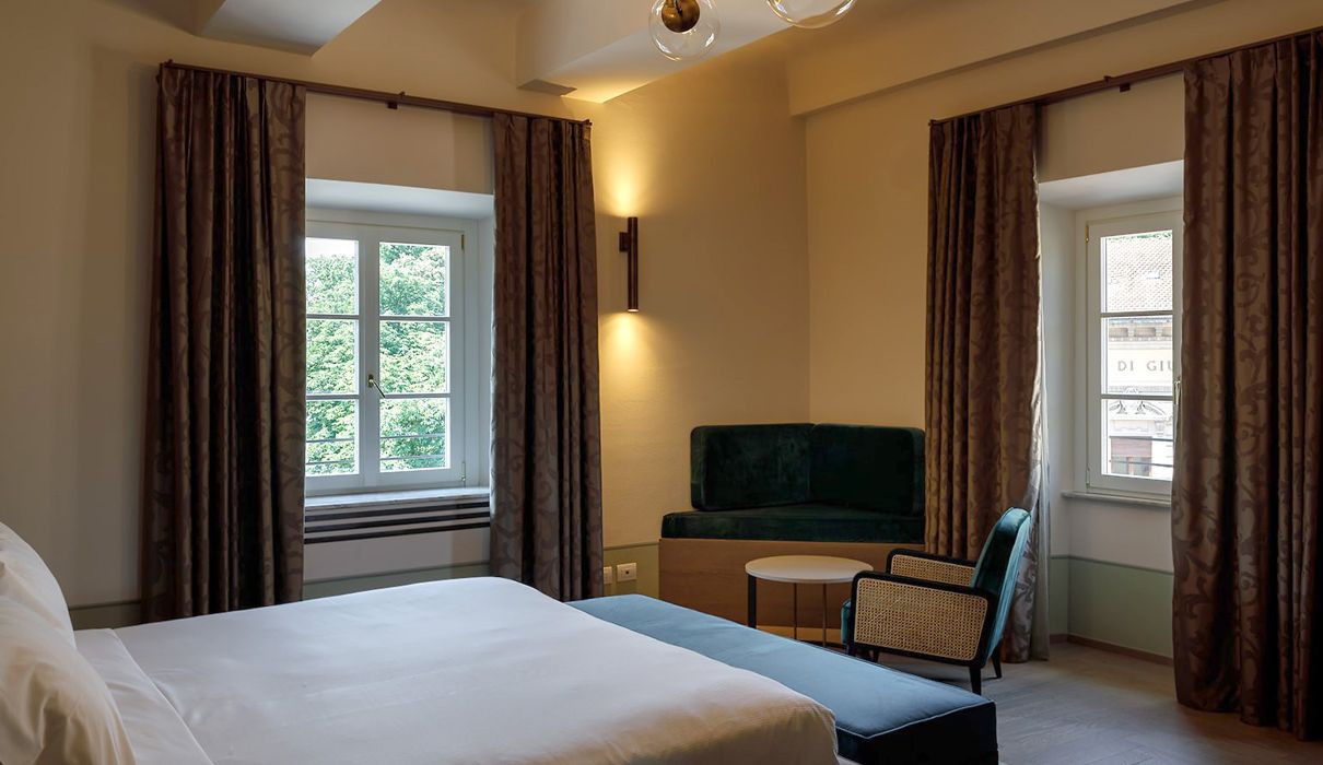 Custom made hotel furniture : suite