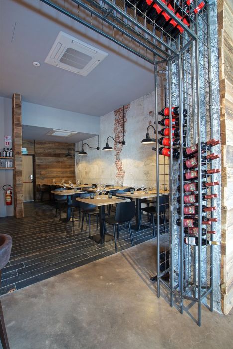 Brisket SmokeHouse Milano Arredamento su misura per ristorante - pannelli e tavoli in legno