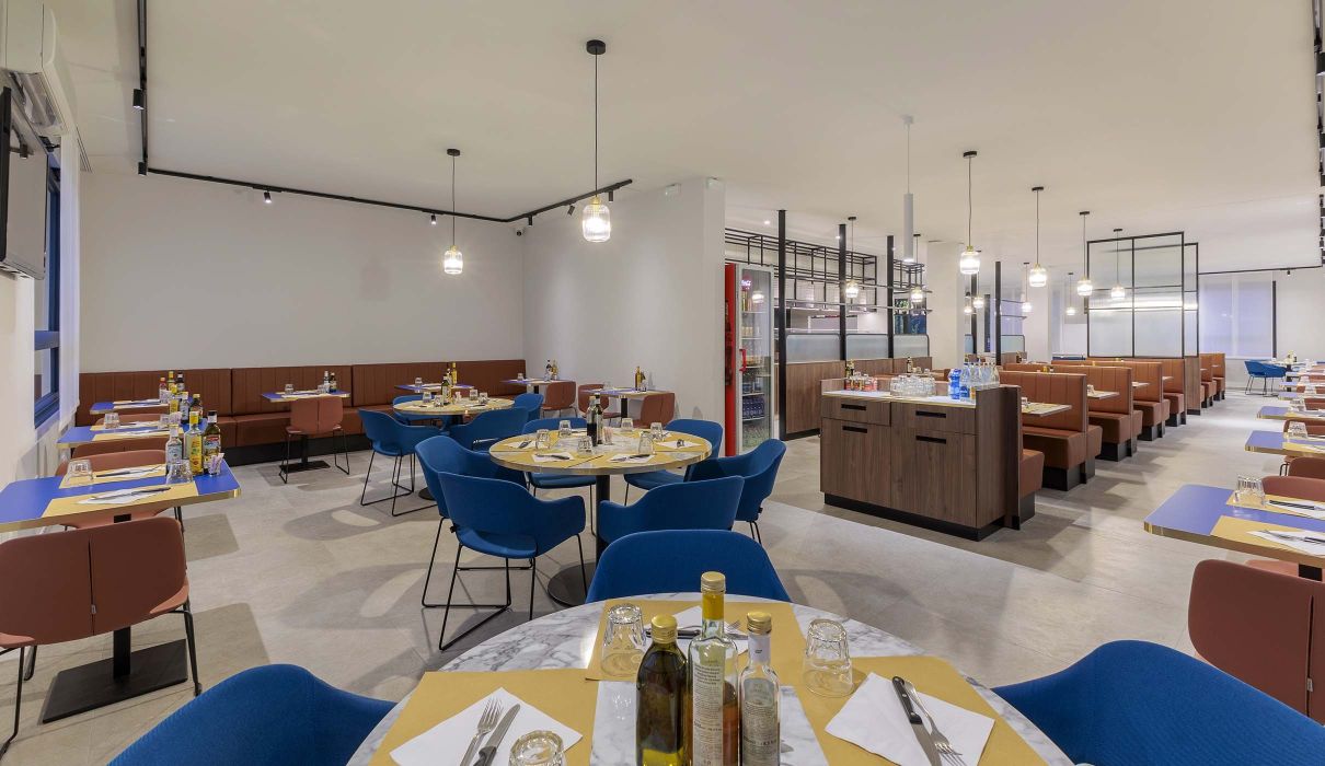 Gaio Bar & Restaurant Arredamento su misura per ristorante - pannelli e tavoli in legno