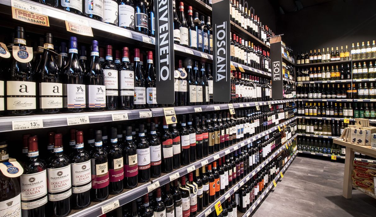 Carrefour Gourmet Furnishings for public spaces, retail outlets, and minimarkets: wine area details