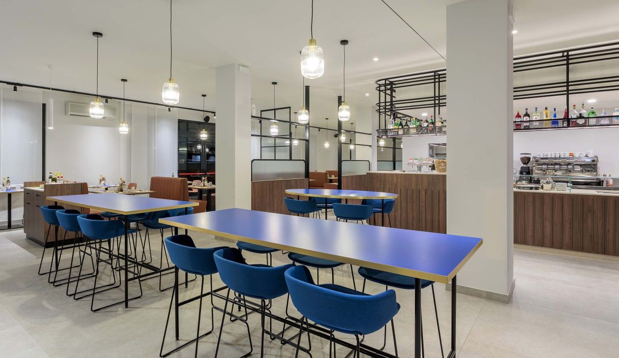 Gaio Bar & Restaurant Arredamento su misura per ristorante - pannelli e tavoli in legno