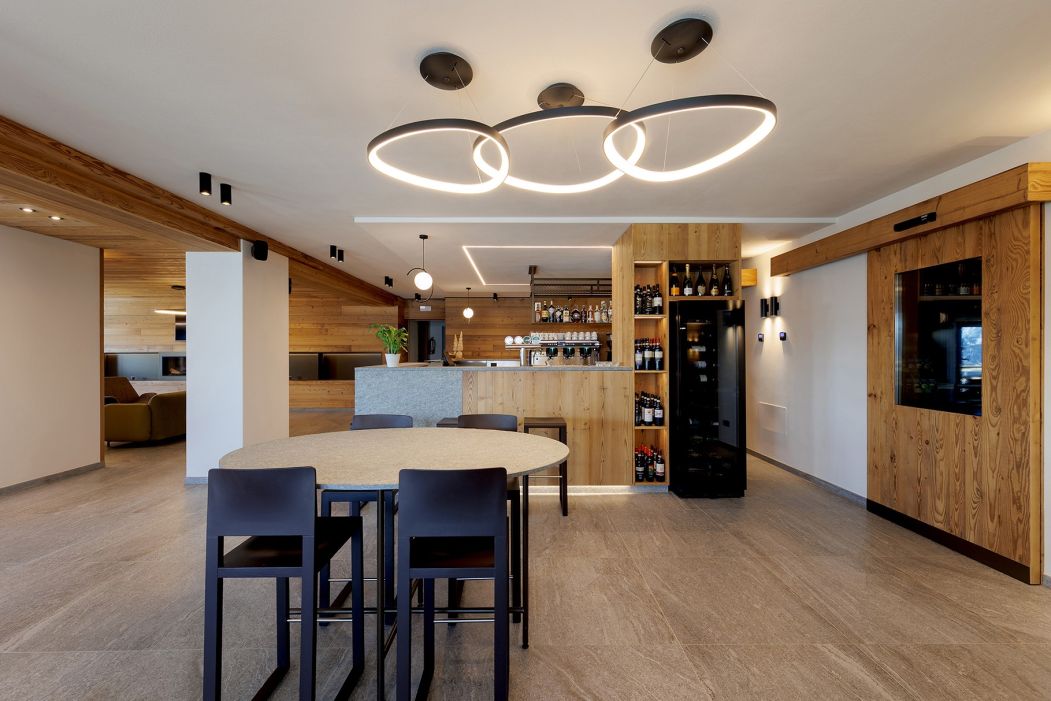B&B Gallo Cedrone Arredamento su misura per B&B : bar, illuminazione e area comune