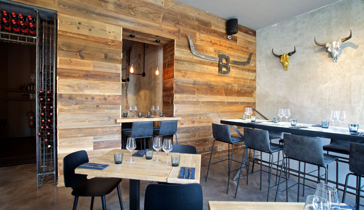 Brisket SmokeHouse Milano Arredamento su misura per ristorante - pannelli e tavoli in legno