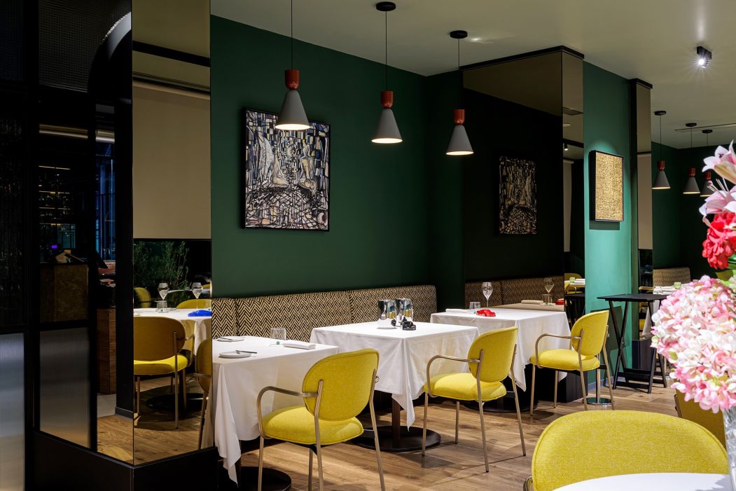 I Tigli Ristorante Lounge Bar Sala bistrot con tavoli rotondi e sedie imbottite Pedrali
