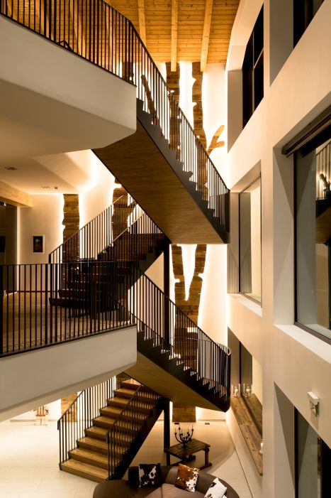 Grand Hotel Courmayeur Mont Blanc Arredamento su misura per hotel lusso stile rustico montano : dettaglio scale