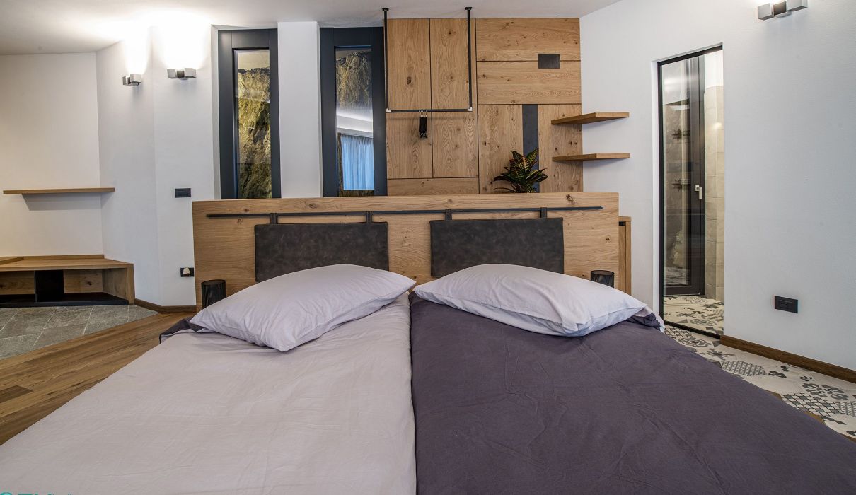 Ca' Rossa Suite & Breakfast**** Arredamenti su misura per camera d'albergo: struttura in metallo per guardaroba, tutto legno per angolo cottura, testata letto.
