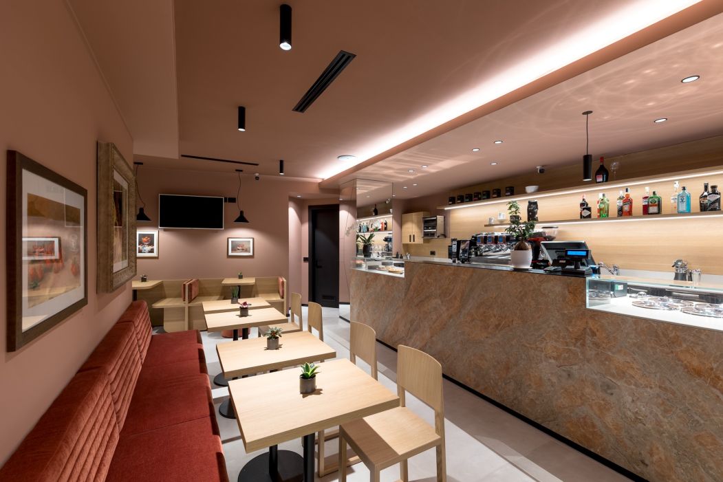 Gelateria Bar Paninoteca La Fragola Aarredamento su misura per gelaterie e bar : banco bar, vetrina gelati, tavoli e sedute