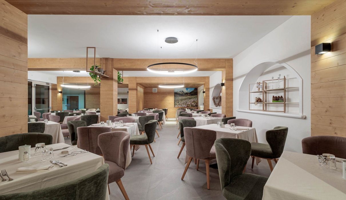 Hotel Andossi Custom-made hotel furniture: restaurant area