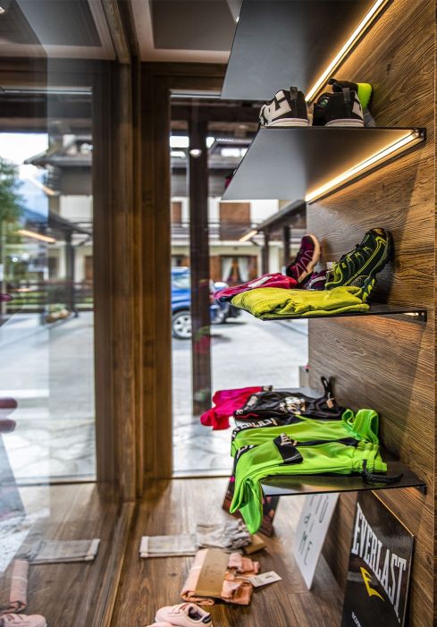 Longa Sport & Fashion Arredamenti su misura per negozi : dettaglio scaffalatura