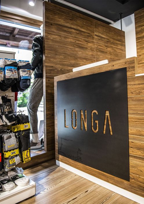 Longa Sport & Fashion Arredamenti su misura per negozi : banco cassa