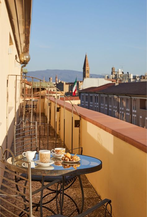 Hotel Indigo Arredamenti su misura per alberghi lusso : balcone privato con vista