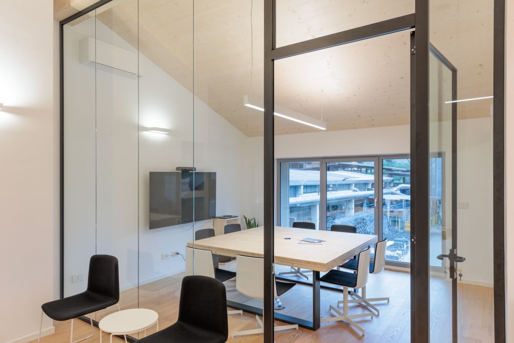 Rainoldi Legnami Custom office design: meeting room details and lighting