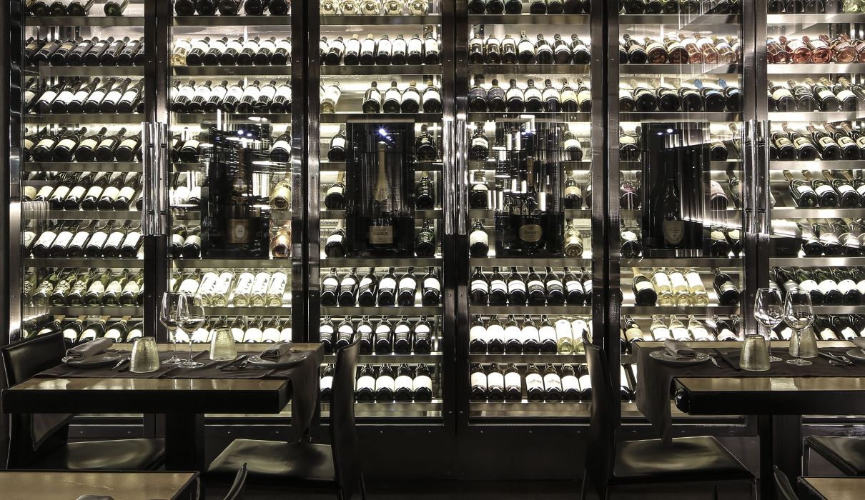Lin Tasting Emotion Sushi restaurant arredamento sala ristorante con cantina vini retroilluminata