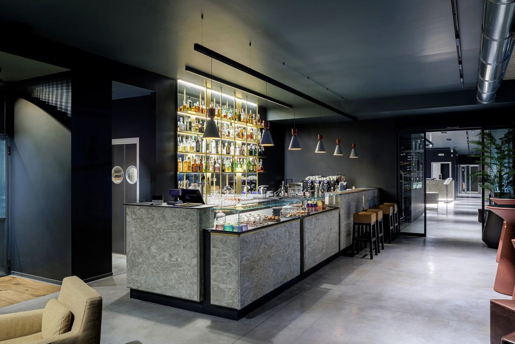 I Tigli Ristorante Lounge Bar Banco bar su misura in cementite con bottigliera effetto oro retroilluminata